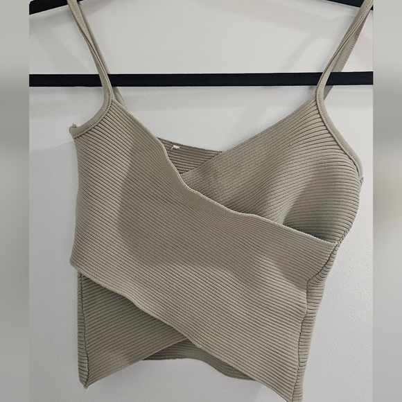 Pull and Bear Deep V Crop Top - Picture 2 of 4